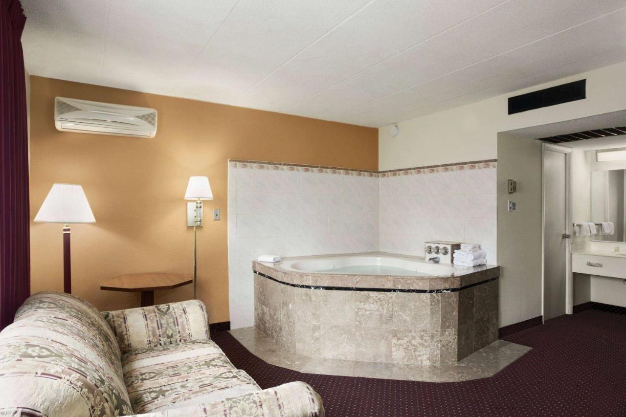 Ramadaby Wyndham Pittsburgh-New Stanton Hotel Exterior foto