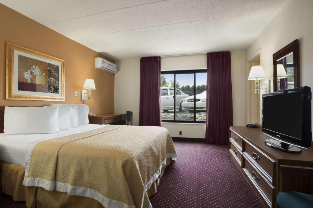 Ramadaby Wyndham Pittsburgh-New Stanton Hotel Exterior foto