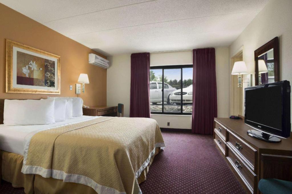 Ramadaby Wyndham Pittsburgh-New Stanton Hotel Exterior foto