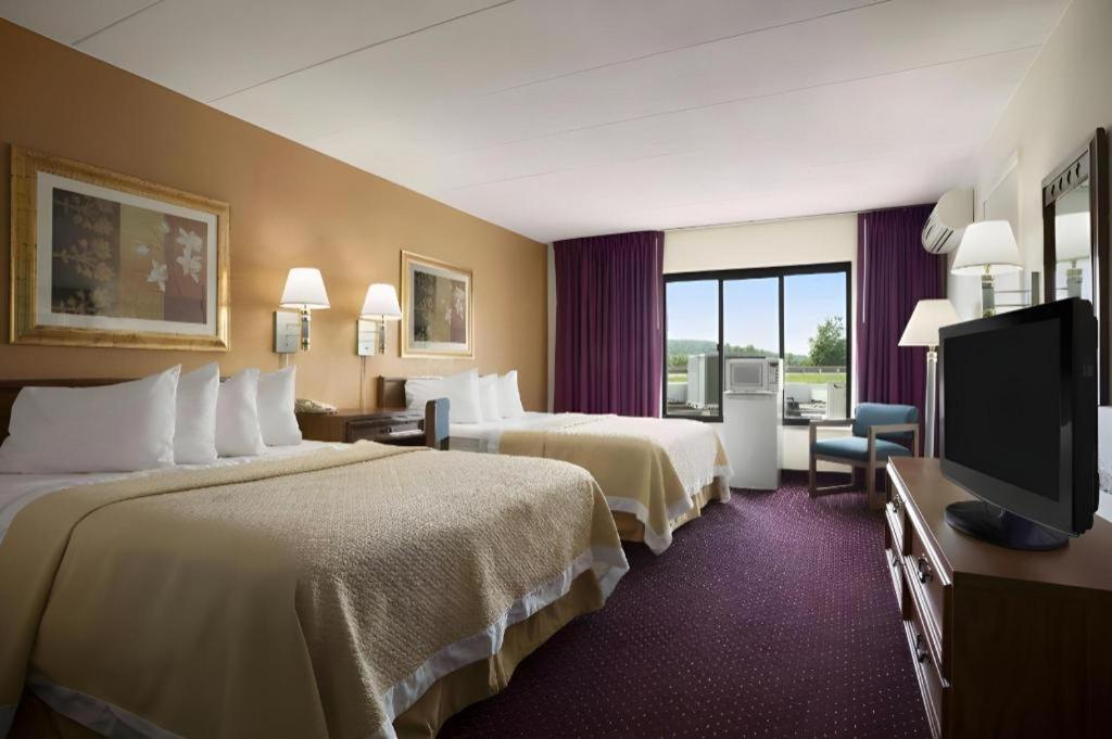 Ramadaby Wyndham Pittsburgh-New Stanton Hotel Exterior foto