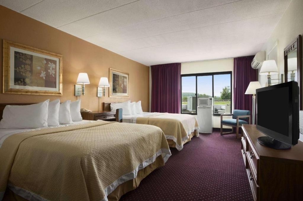 Ramadaby Wyndham Pittsburgh-New Stanton Hotel Exterior foto